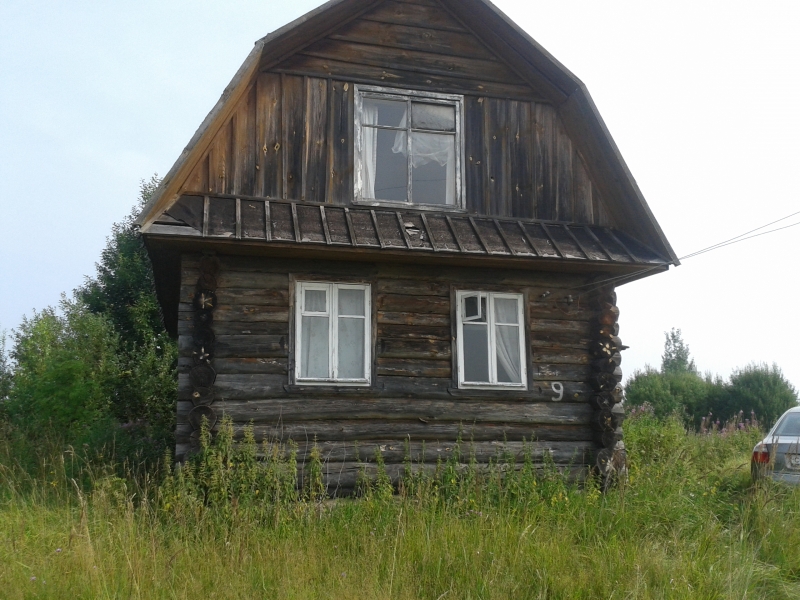 Дом из бревен, с мансардой. Построен 20 лет тому назад. Участок 15 соток.