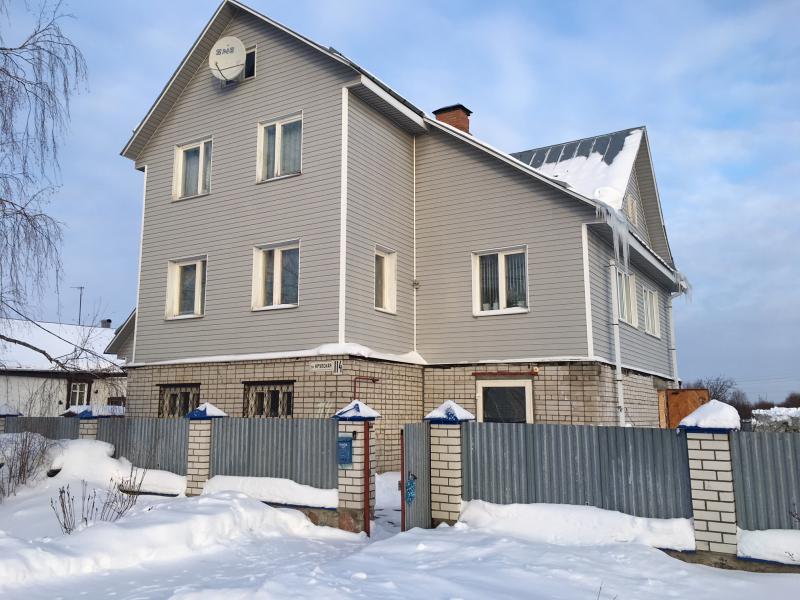 продаю жилой двухэтажный дом в городе . благоустроенный .