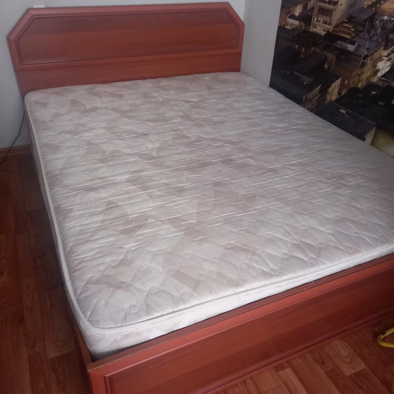 Продаю кровать б/у с матрасом