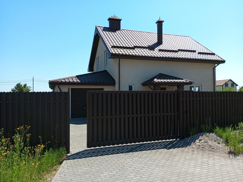 Уютный дом с гаражом, со всеми удобствами на участке в 10 соток рядом с городом