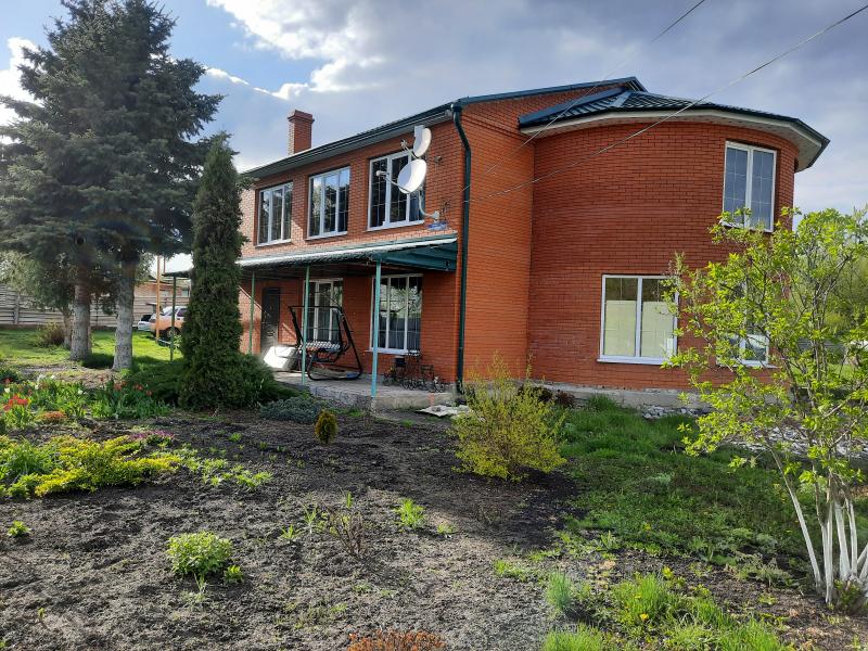 Продаю кирпичный капитальный ДОМ на участке 23 сотки