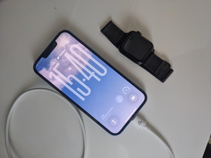 iPhone 13 128GB + Apple Watch