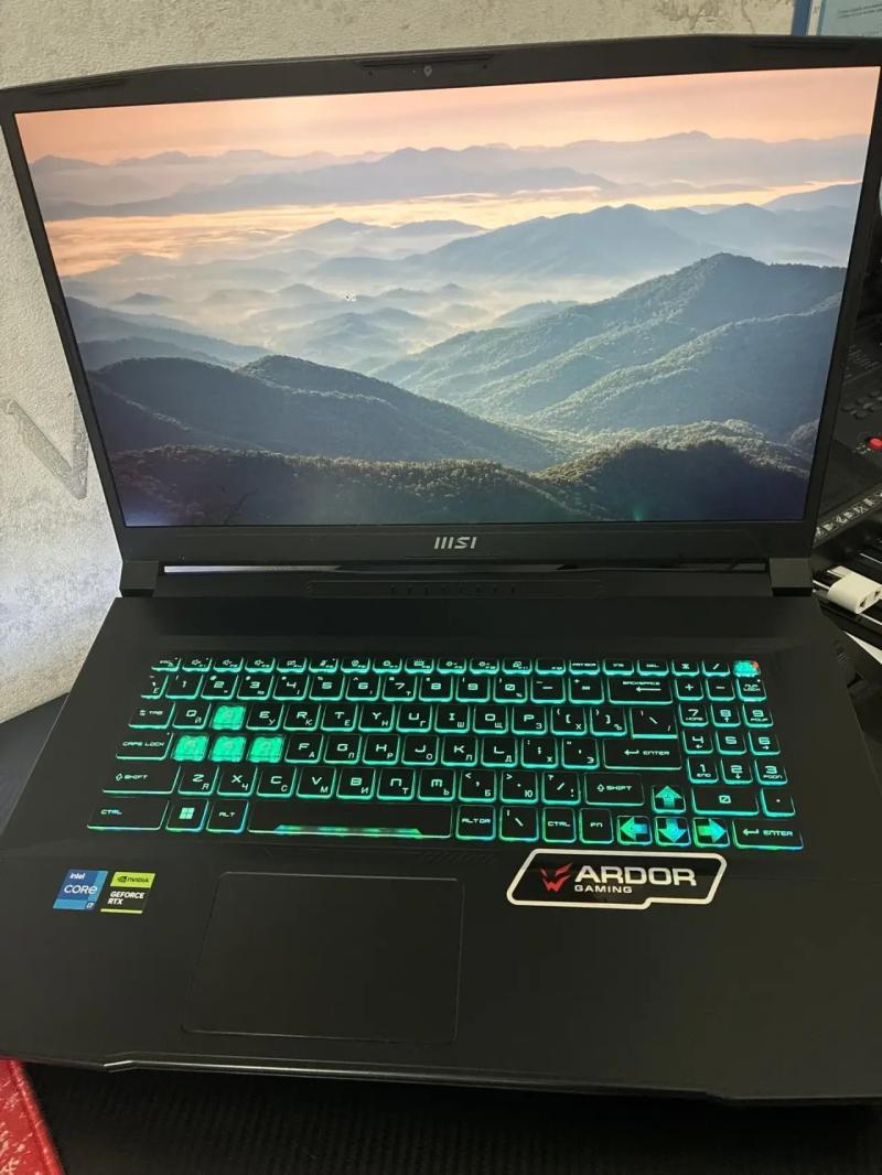 ������� MSI Katana 17B12