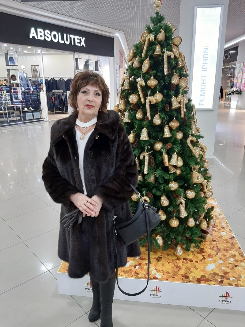 Продам норковую темно _коричневую шубу 46 р