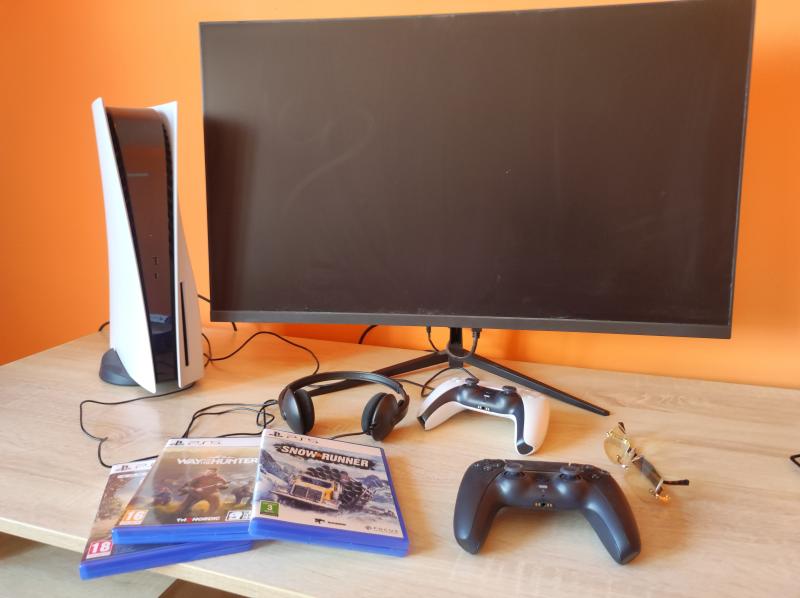 ������� ��������� PS5 slim � ���������� � ������� 32".