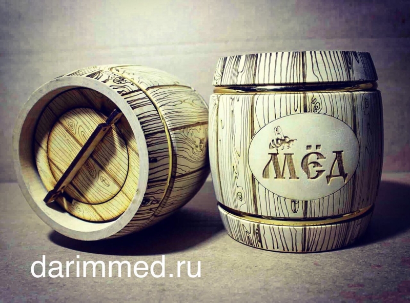 Деревянные бочонки с мёдом
