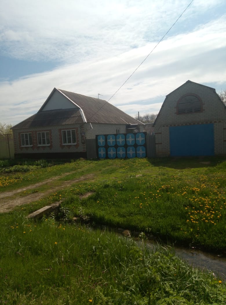 Три участка, жилой дом, коробка дома, земля.