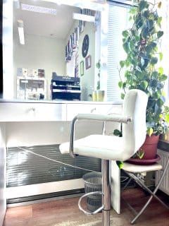 Стол визажиста со светом и розеткой+ комфортное кресло, регулирующее по высоте