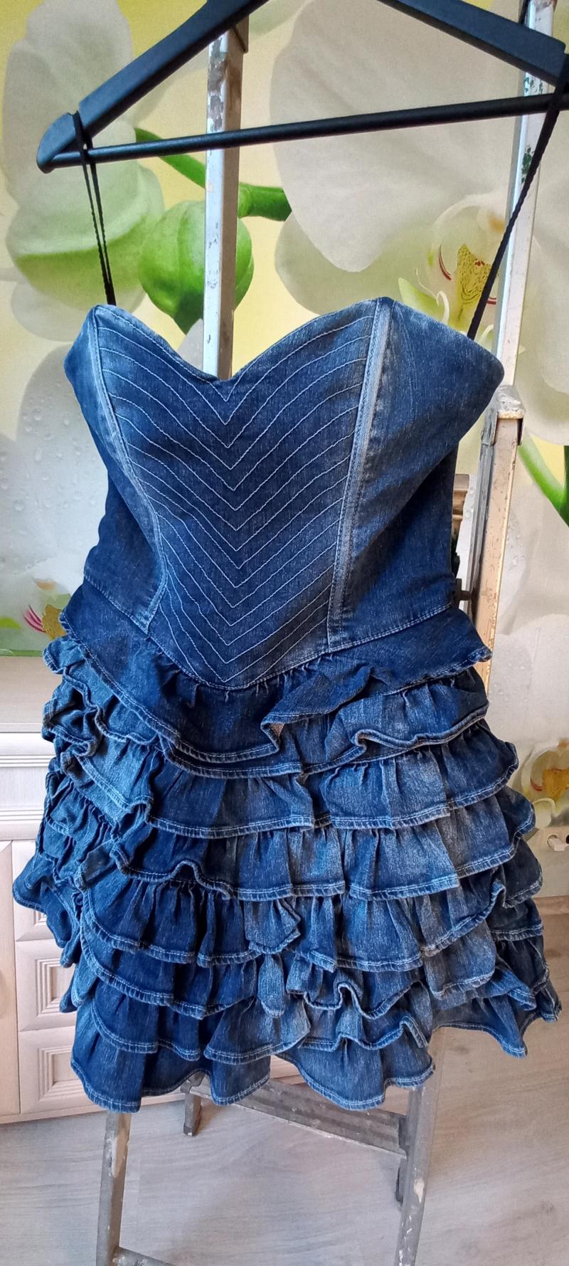   GUESS jeans .