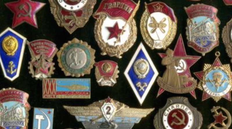 старые нагрудные знаки с винтовой застежкой, медали разных стран.