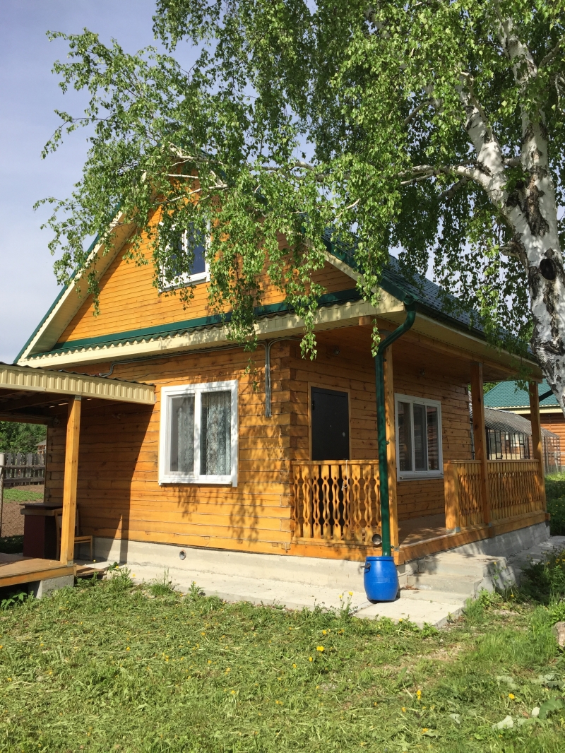 Дом в деревне у реки