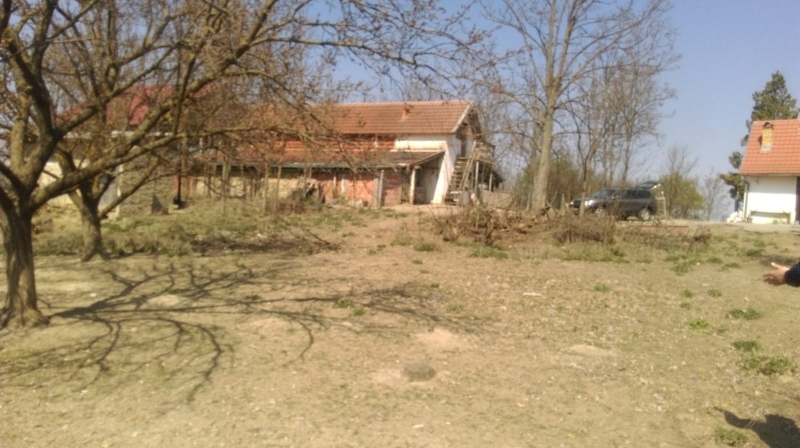 Дом, ферма, фруктовый сад и 5 Га земли.