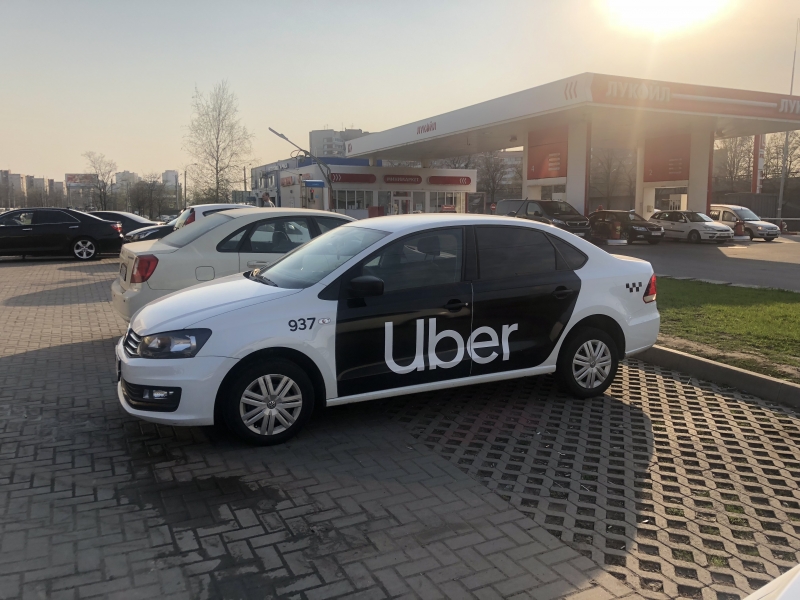 Водитель такси на авто компании 70/30