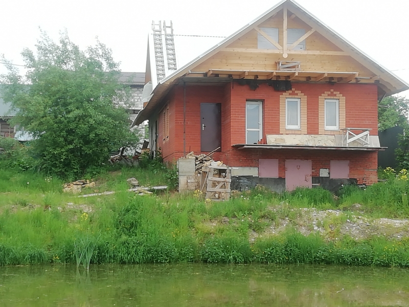 Продается дом с прудом на участке