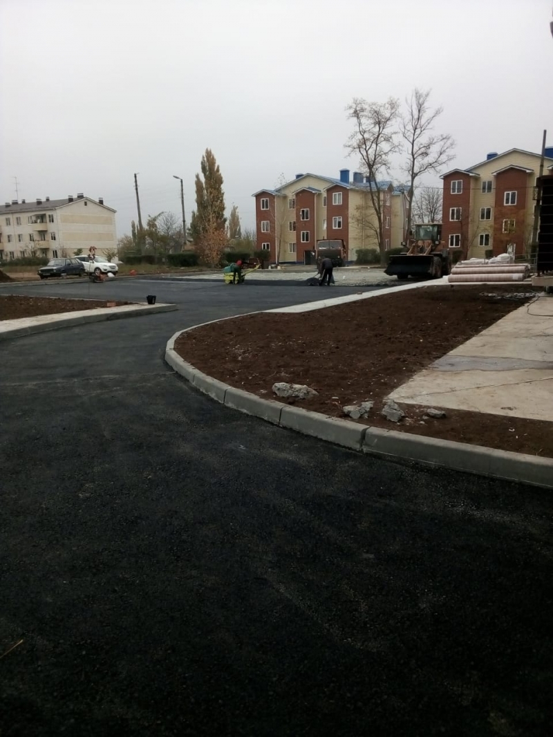 Выполняем работы по укладке асфальта