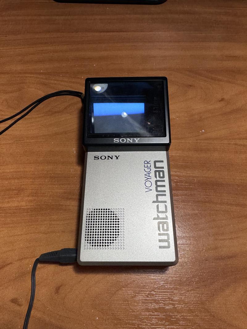 Портативный телевизор Sony Watchman Voyager FD-20AEB.