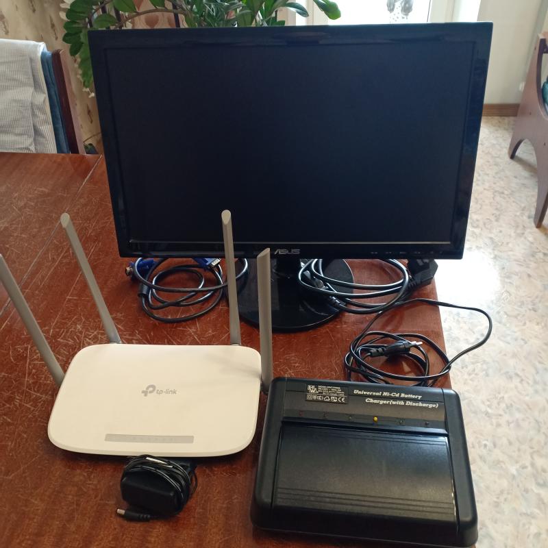   "Asus", 19", vga 