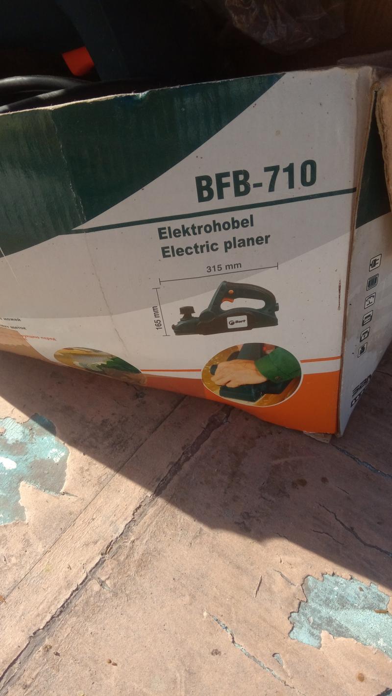 Рубанок электрический Bort BFB-710.