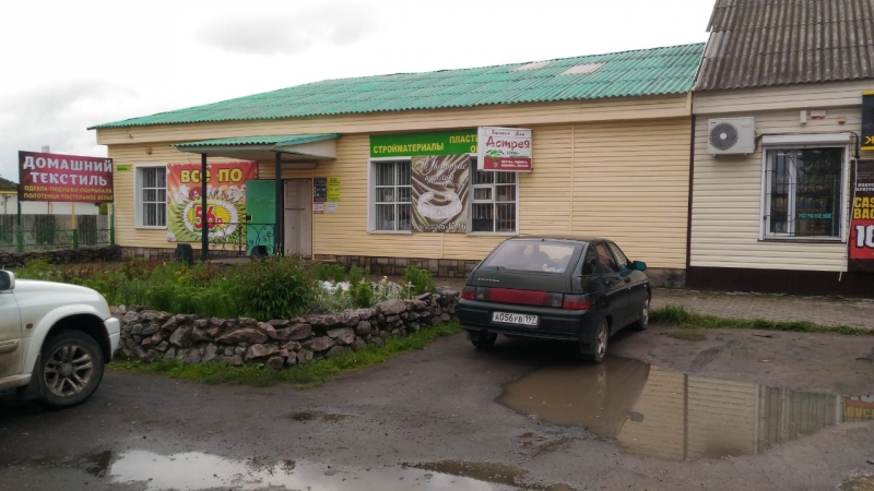 Здание магазина с земельным участком