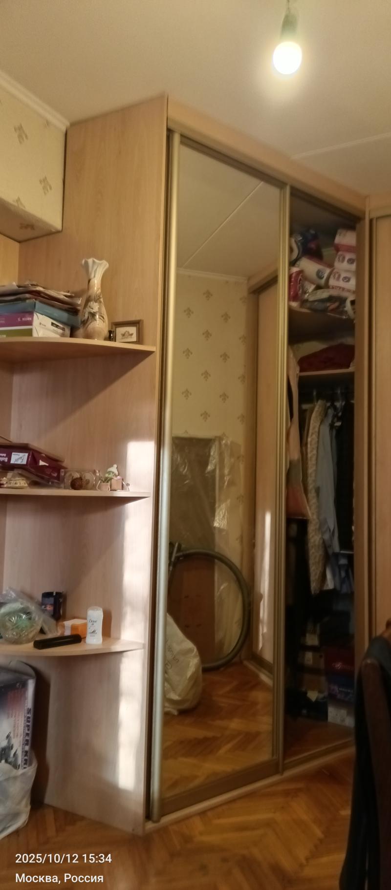 Отдам за символическую плату встроенный шкаф в маленькую комнату больший двушки