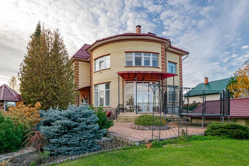 Продаётся усадьба в Лядах, где роскошь встречается с уютом.