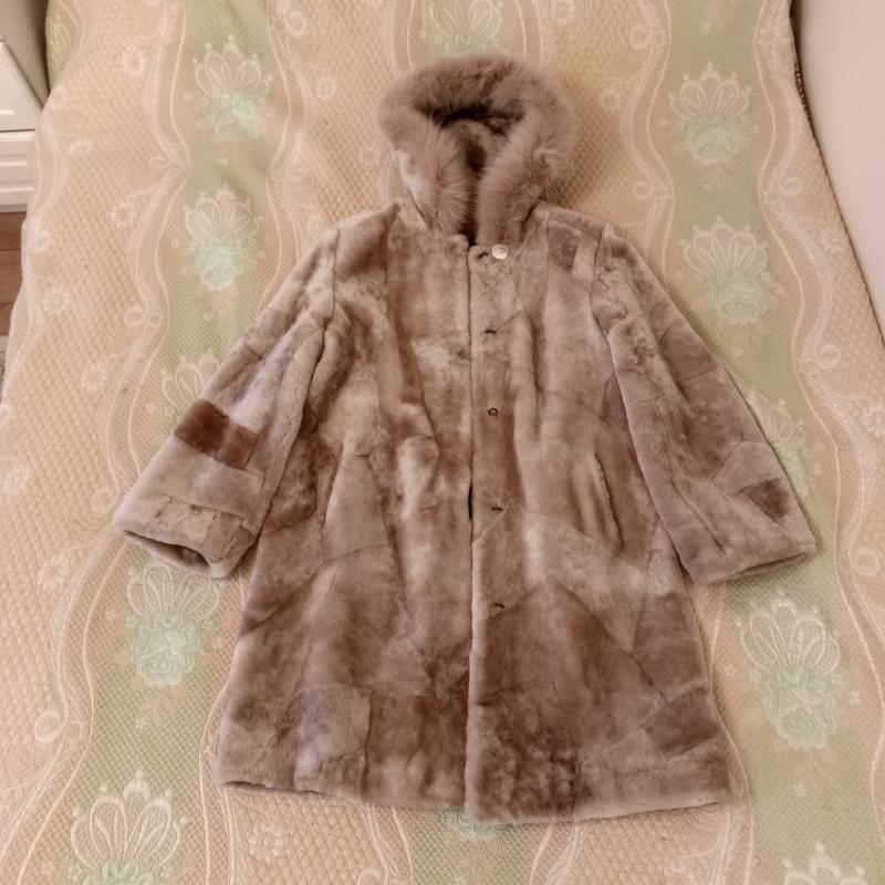 продаю шубу с капюшёном из мутона, цвет бежево-серебристый, новая,