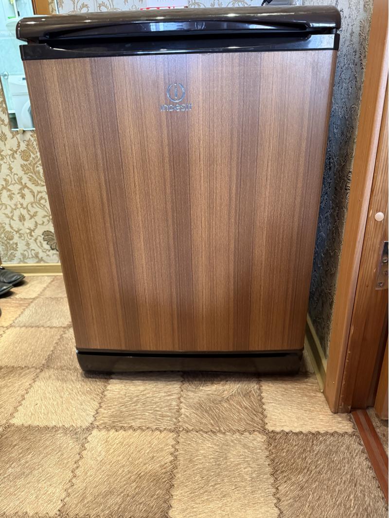 Холодильник малогабаритный, размер 60/60/85, цвет "под дерево"