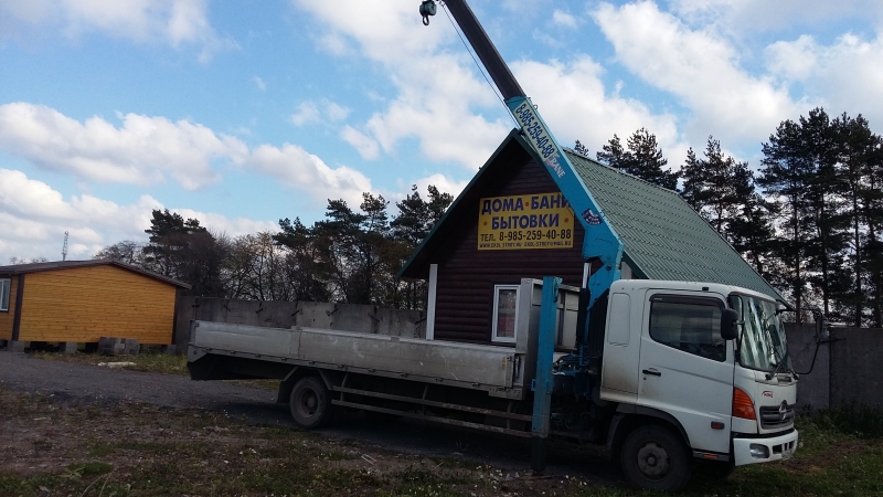 Баня манипулятором. Перевозка бытовок манипулятором. Разгрузка бани манипулятором. Перевоз бытовки на манипуляторе. Услуги манипулятора.