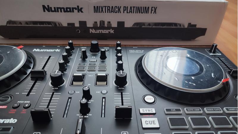 DJ  Numark Mixtrack Platinum FX