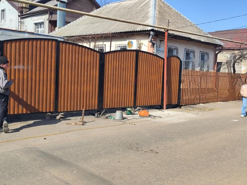 Кованные ворота из профнастила